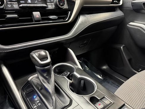 Used 2020 Toyota Highlander LE FWD image 26