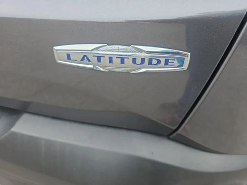Used 2019 Jeep Renegade Latitude AWD/4WD image 16