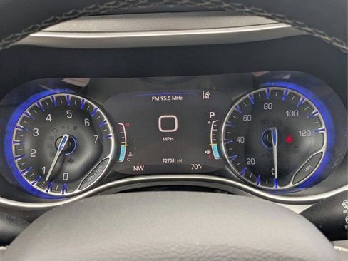 Used 2024 Chrysler Pacifica Touring-L FWD image 24