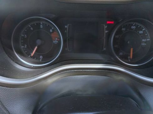 Used 2018 Jeep Cherokee Latitude w/ Altitude Package FWD image 2
