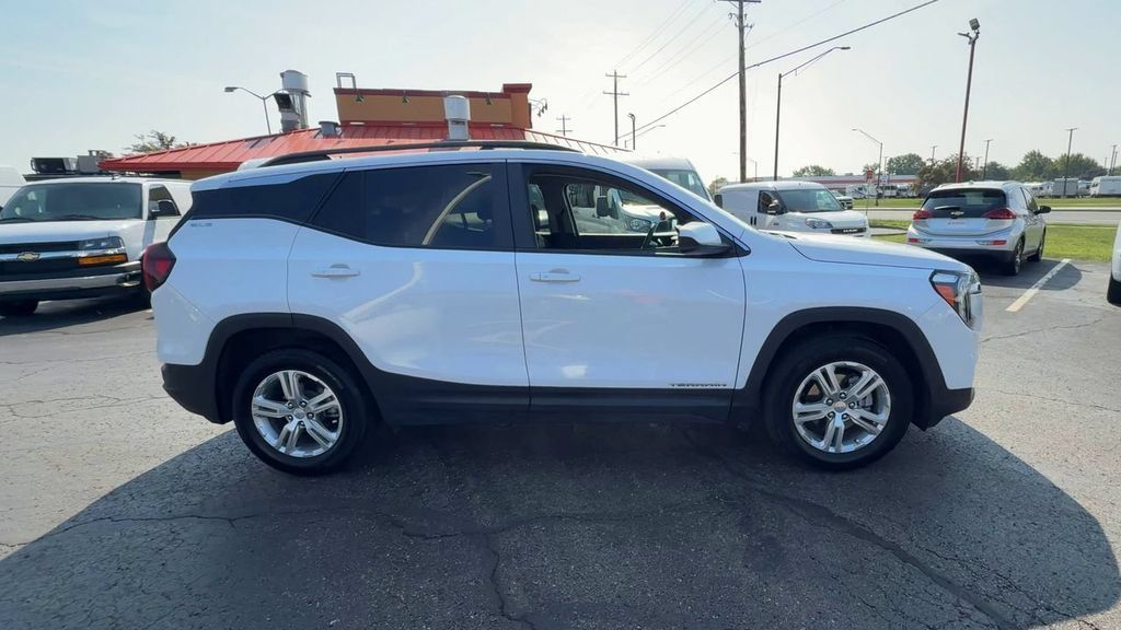 Used 2024 GMC Terrain SLE w/ Driver Convenience Package FWD image 9