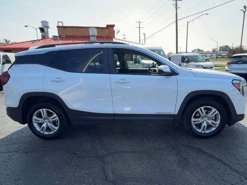 Used 2024 GMC Terrain SLE w/ Driver Convenience Package FWD image 9
