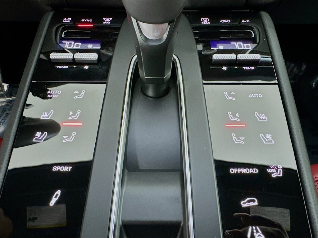 Certified 2025 Porsche Macan AWD/4WD image 23