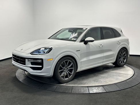 Certified 2025 Porsche Cayenne Turbo AWD/4WD image 1