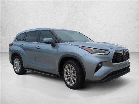 Used 2022 Toyota Highlander Limited FWD image 3