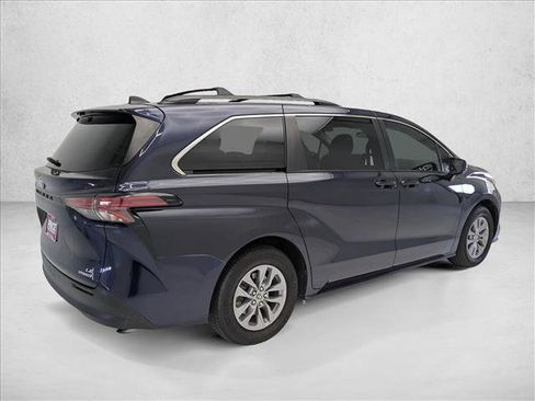 Used 2022 Toyota Sienna LE image 5