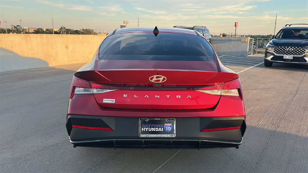 Used 2024 Hyundai Elantra SE FWD image 11