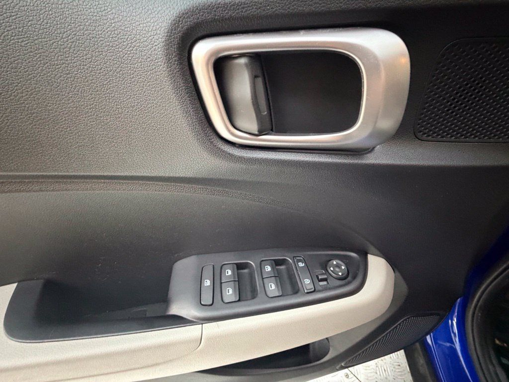 Used 2024 Hyundai Venue SEL FWD image 35