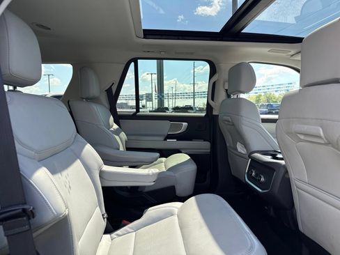 Used 2025 Ford Expedition Platinum w/ Driver's Package AWD/4WD image 8