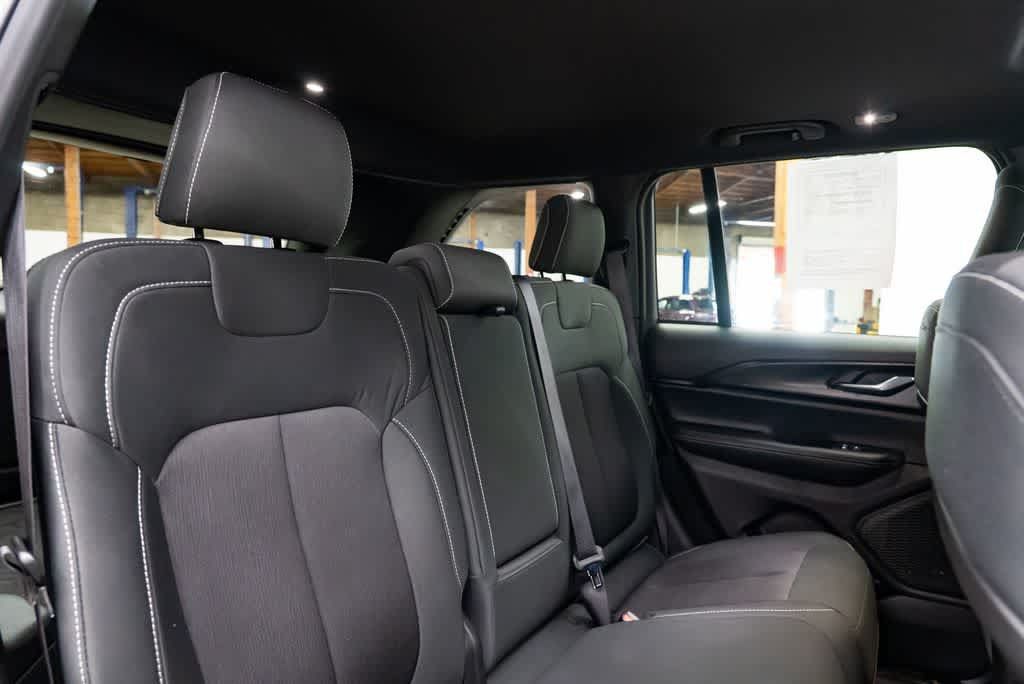 Used 2025 Jeep Grand Cherokee Laredo X AWD/4WD image 28