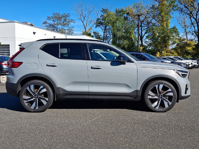Used 2024 Volvo XC40 B5 Plus w/ Protection Package Premier AWD/4WD image 7