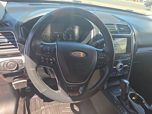 Used 2018 Ford Explorer Platinum AWD/4WD image 13