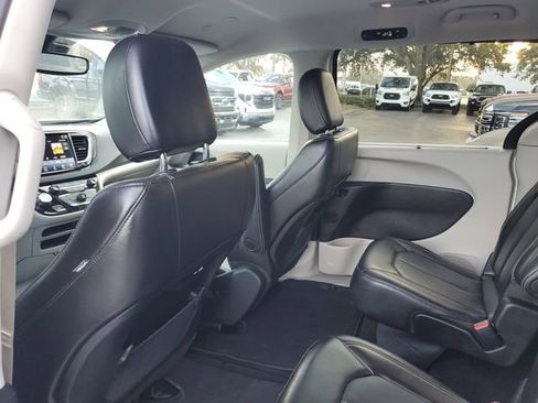 Used 2024 Chrysler Pacifica Touring-L image 8