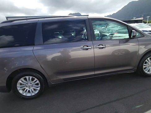 Used 2012 Toyota Sienna XLE image 2