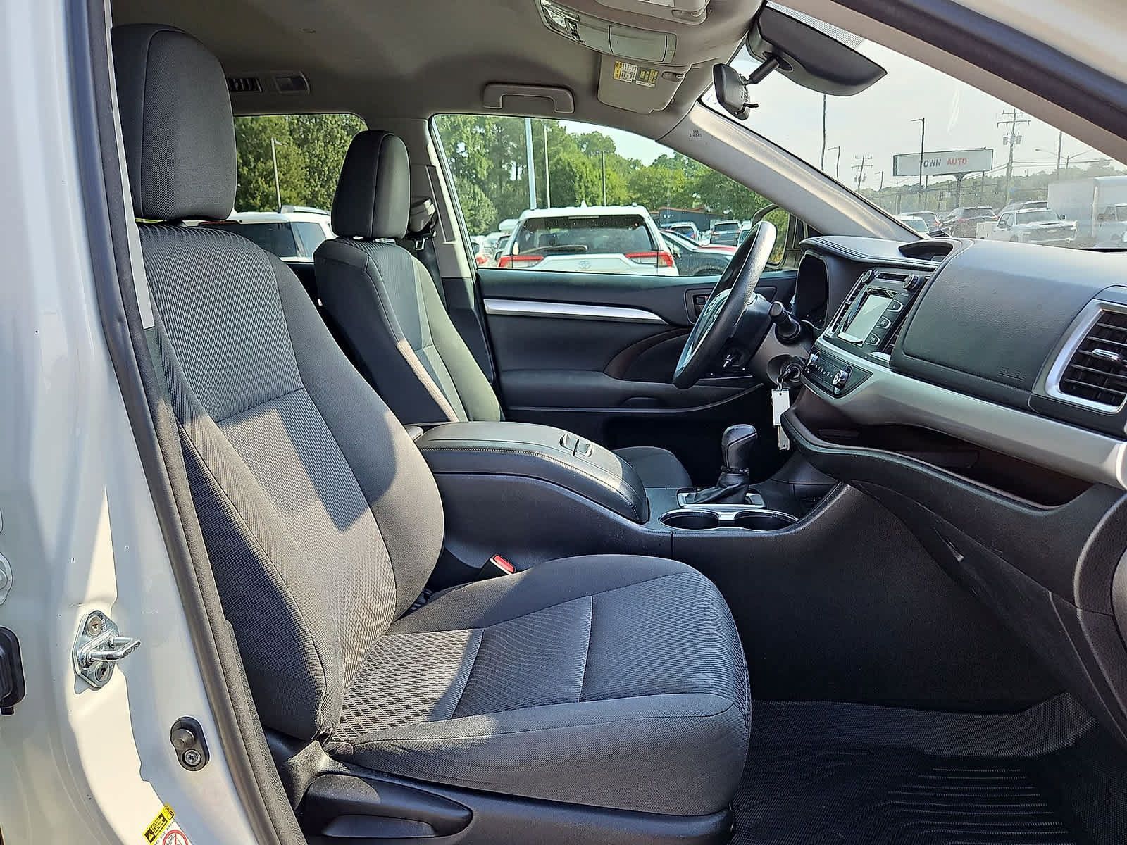 Used 2017 Toyota Highlander LE FWD image 31