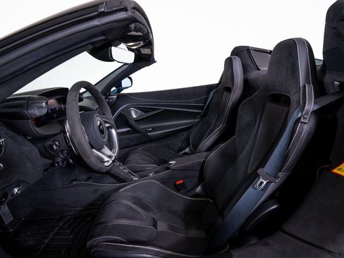 Used 2025 McLaren 750S Spider RWD image 22
