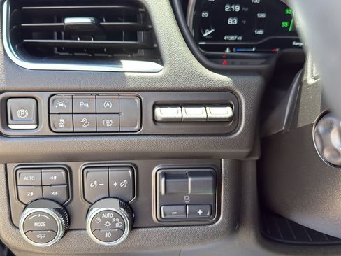 Used 2024 GMC Yukon AT4 w/ AT4 Premium Plus Package AWD/4WD image 17