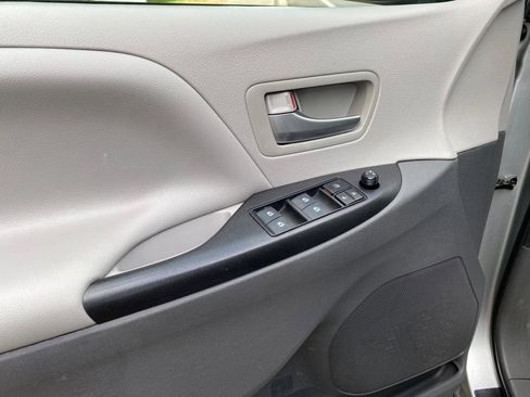 Used 2020 Toyota Sienna LE w/ LE Preferred Package image 29