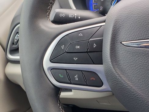 Used 2024 Chrysler Pacifica Touring-L image 22