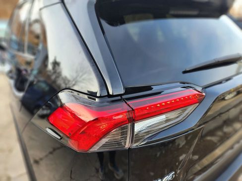 Used 2021 Toyota RAV4 XLE Premium image 11