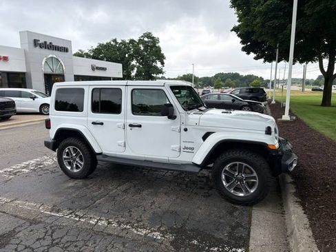 Used 2018 Jeep Wrangler Unlimited Sahara AWD/4WD image 8