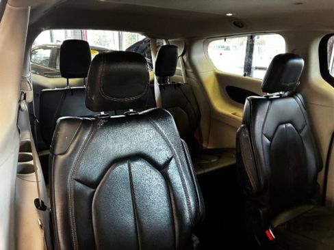 Used 2020 Chrysler Pacifica Touring-L image 32