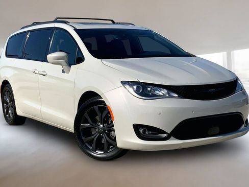 Used 2020 Chrysler Pacifica Touring-L Plus FWD image 12