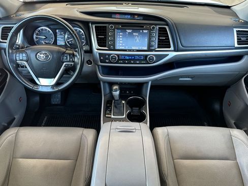 Used 2017 Toyota Highlander Limited AWD/4WD image 3