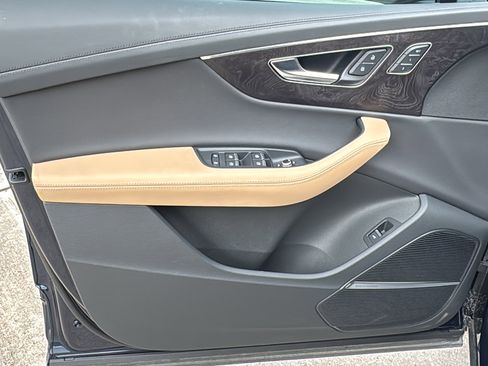 Used 2025 Audi Q7 3.0T Prestige image 12