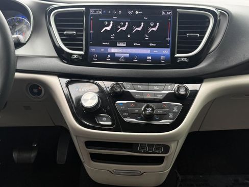 Used 2024 Chrysler Pacifica Touring-L image 40