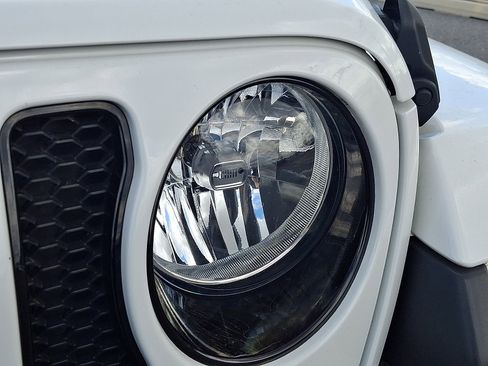 Used 2021 Jeep Wrangler Unlimited Sahara image 9