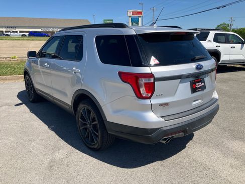 Used 2018 Ford Explorer XLT FWD image 5