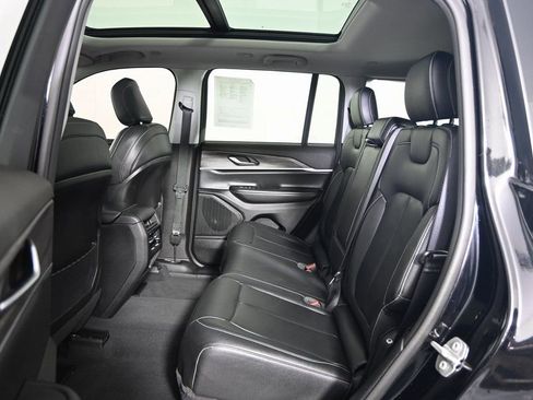 Used 2023 Jeep Grand Cherokee Limited w/ Black Appearance Package image 17