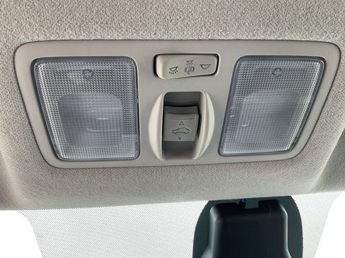 Used 2025 Hyundai Venue SEL FWD image 18