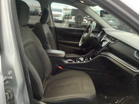 Used 2023 Jeep Grand Cherokee L Laredo image 15