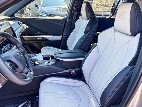 New 2026 Lexus TX 500h AWD image 18