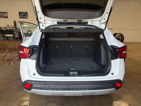 Used 2025 Chevrolet Trax LT FWD image 16