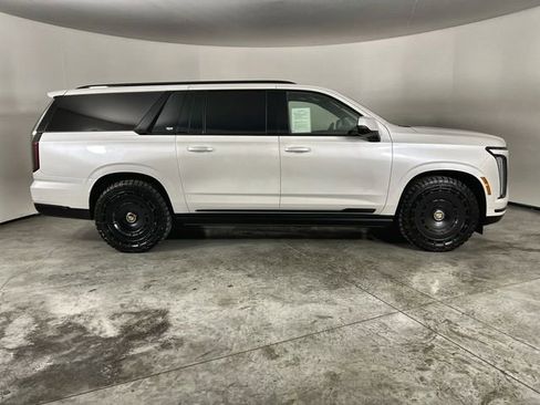Used 2025 Cadillac Escalade ESV Sport Platinum image 9