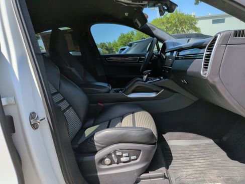 Used 2020 Porsche Cayenne Turbo AWD/4WD image 33
