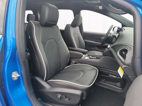 New 2027 Chrysler Pacifica Limited FWD image 15
