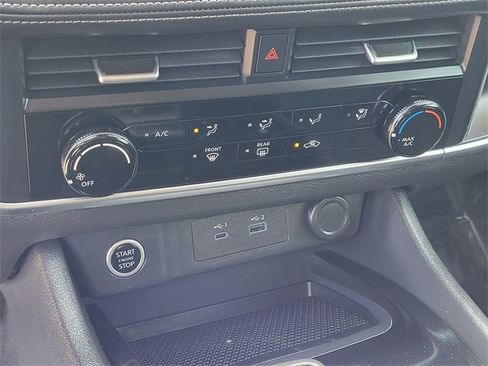 Used 2023 Nissan Rogue S image 17