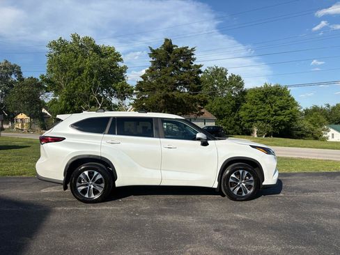 Used 2023 Toyota Highlander XLE AWD/4WD image 6