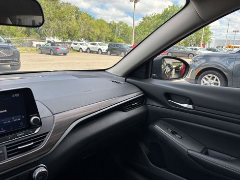 Used 2025 Nissan Altima 2.5 SV FWD image 35