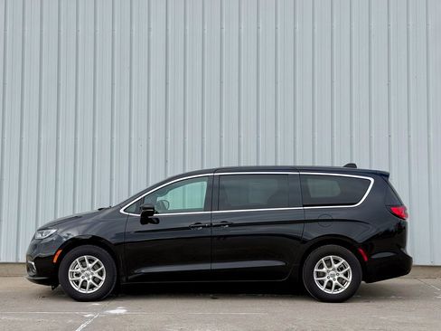 Used 2025 Chrysler Pacifica Select image 3