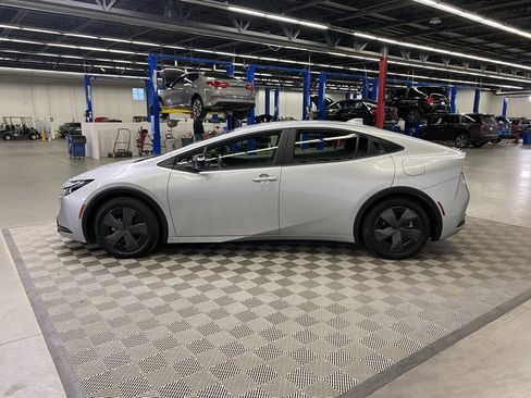 Used 2025 Toyota Prius LE image 5