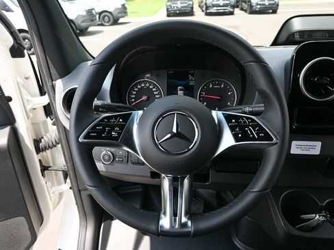 Used 2025 Mercedes-Benz Sprinter 2500 image 2