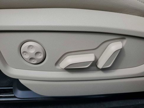 Certified 2025 Audi Q5 2.0T Premium w/ Convenience Plus Package image 13