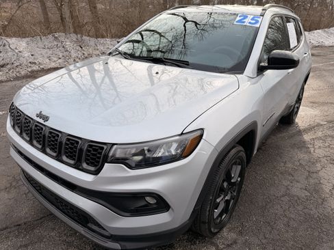 Used 2025 Jeep Compass Latitude w/ Altitude Special Edition image 8