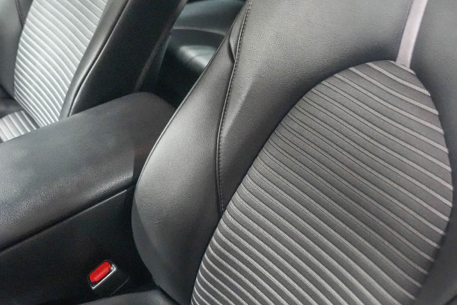 Used 2019 Toyota Camry SE w/ Carpet Mat Package FWD image 26