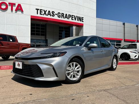 Used 2025 Toyota Camry LE image 2